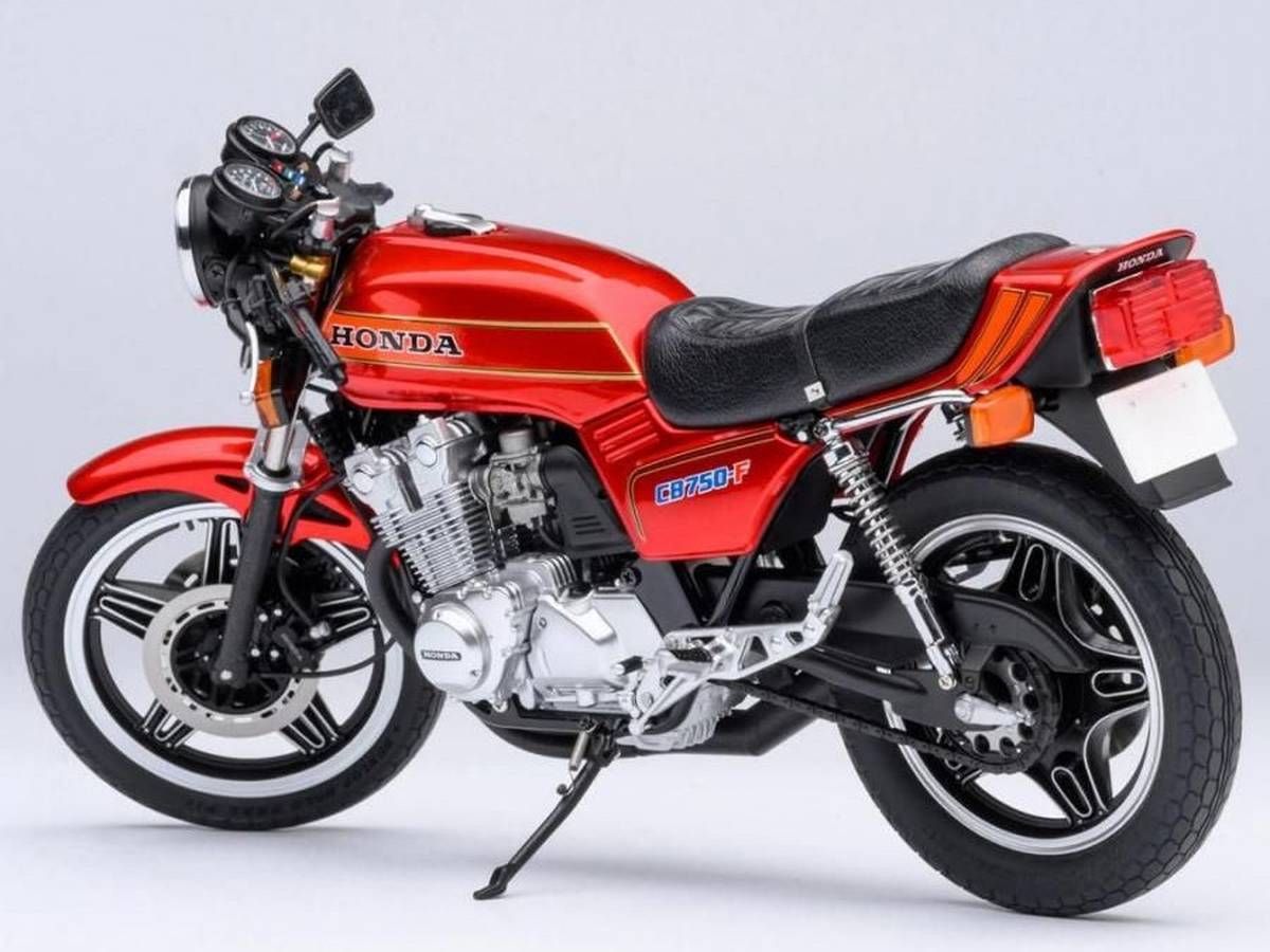 巨摩郡 CB750F 傳奇回歸！AUTOart 推出 1/12《極速狂飆》精裝模型，附贈經典安全帽