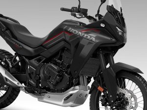 【最新消息】2026 HONDA XL750 TRANSALP E-Clutch 售价 143 万日圆 4/23 上市！首度配备电子油门 × E-Clutch 并标配引擎下护板