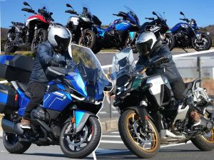 【日本试乘】BMW R1300 全系列 ASA 详解：145PS 巨兽也能免拉离合器？从 GS 到 RT 五车型深度跨海解析