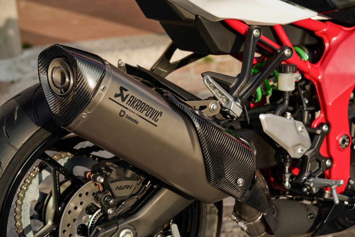 Bimota KB399 專屬配色車架與 Akrapovic 鈦合金排氣管