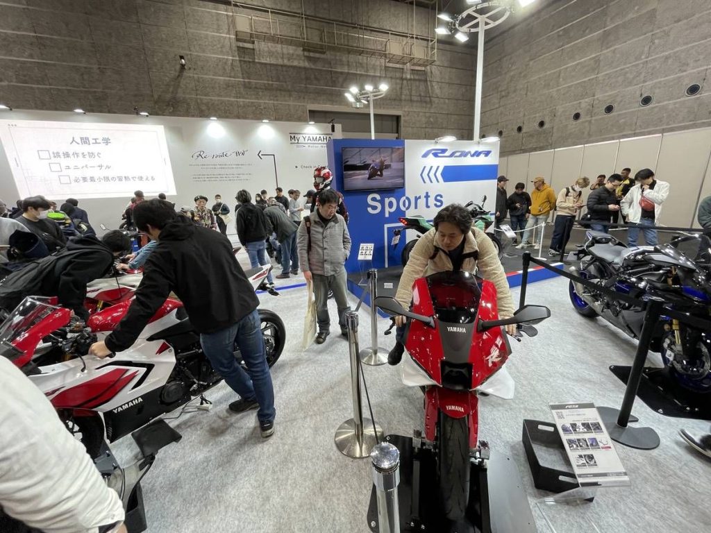 YZF 系列则推出红×白特别配色！会场内开放车迷实际跨乘体验。