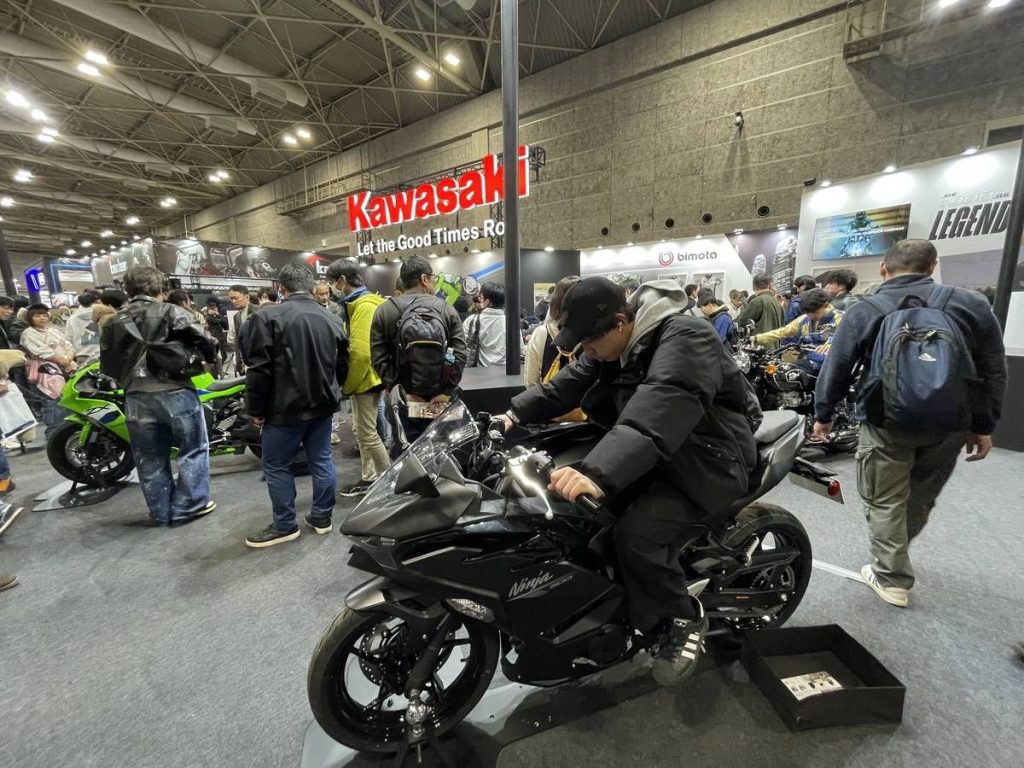 Ninja 500： 日前刚宣布导入日本国内的“Ninja 500”现场开放跨乘！这是近期最受期待的新世代中量级运动车款。