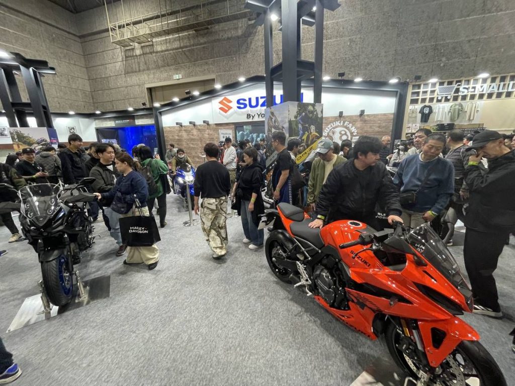 SUZUKI 展區以「SUZUKI FAN’S GARAGE」為主題。讓車迷如同在車庫玩車一般，近距離接觸最新機種！