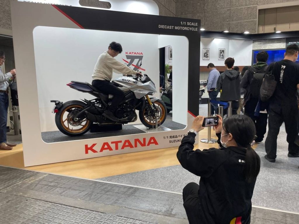 跨騎體驗也玩出新花樣！車迷可以在仿造模型外盒的展架中，騎上「KATANA」拍照留念。