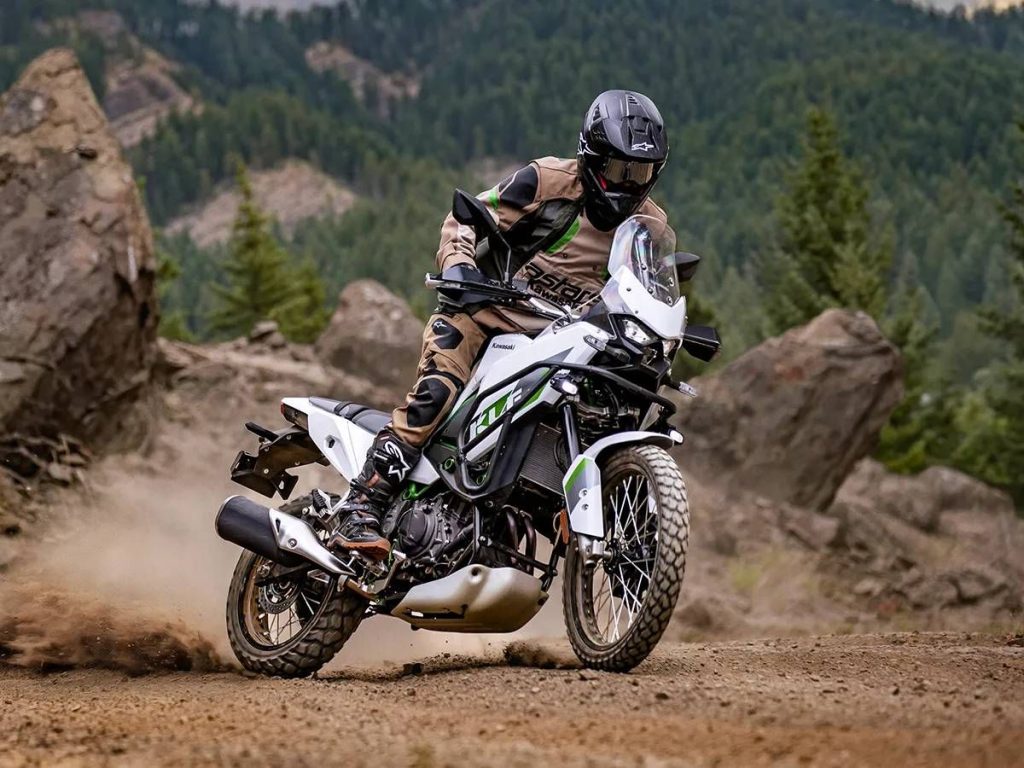 引擎采用 451cc 水冷并列双缸配置。与“Ninja”系列共享相同的技术组件。