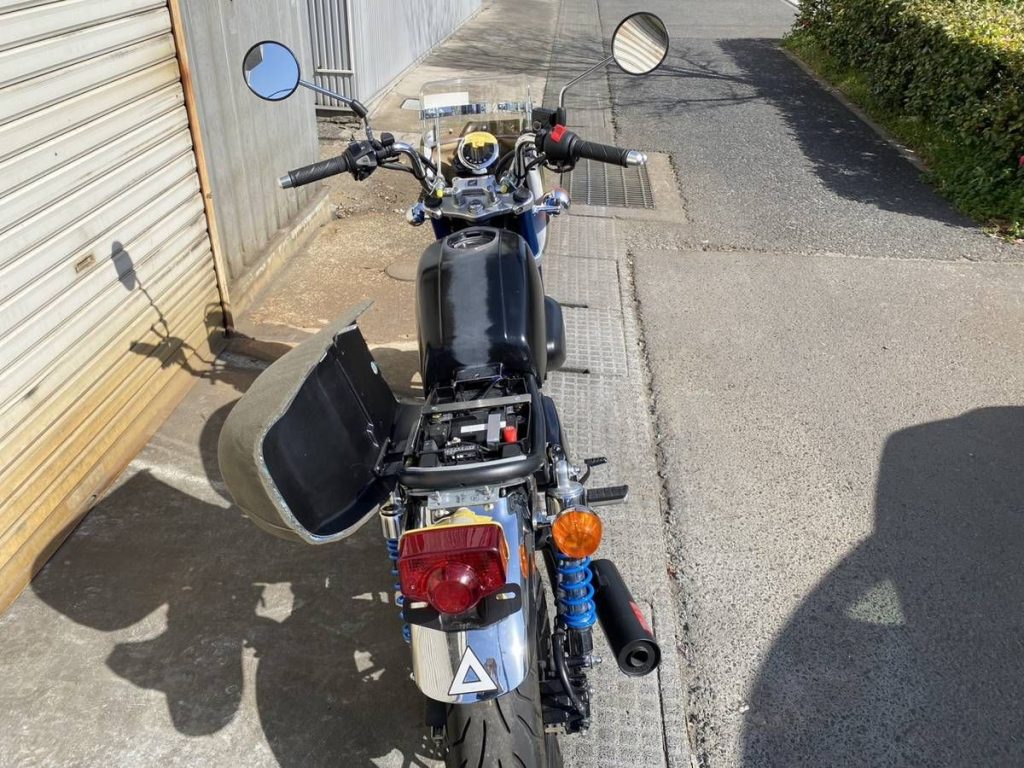 世界首创！Monkey 竟然能搭载“侧开式”坐垫。对老派 CB 车迷来说简直是感人肺腑的设计！