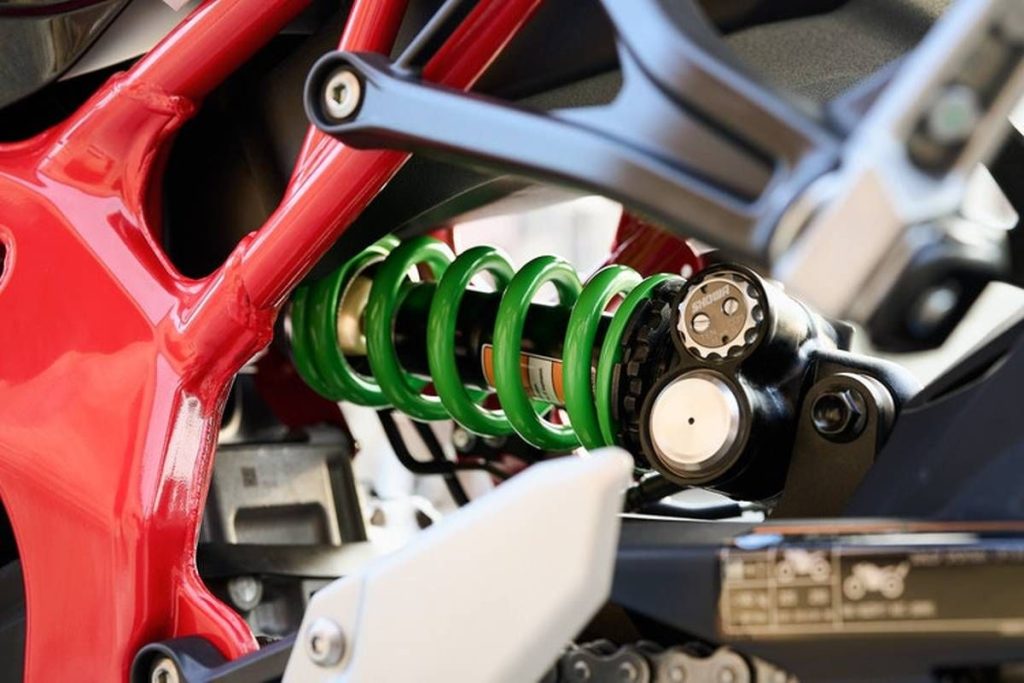 前後懸吊系統由 SHOWA 提供。「ES」版本後避震升級為 Öhlins STX46。