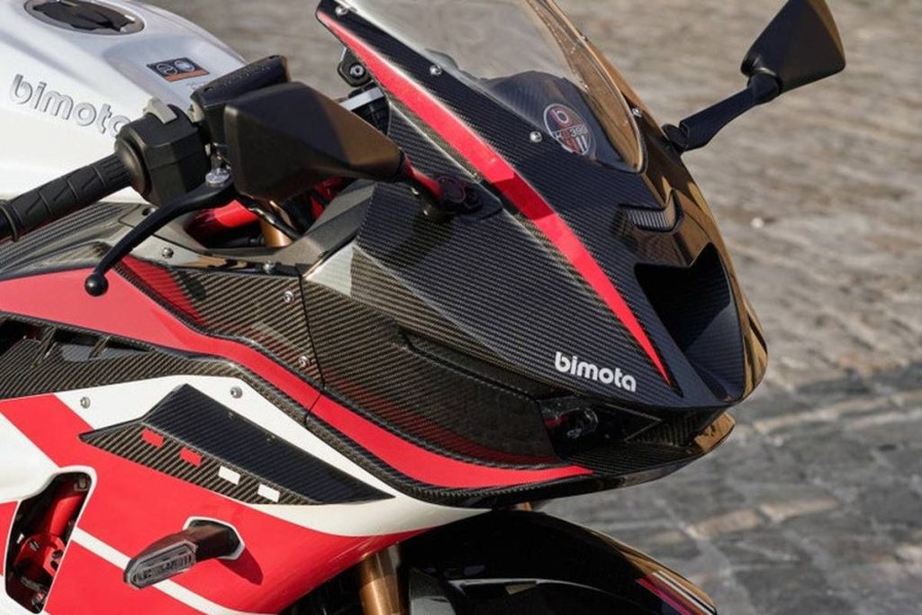 Bimota KB399 ES 碳纖維外裝與 ZX-4R 引擎特寫