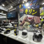 【獨家直擊】SHOEI 聯名火力全開！《キリン 麒麟》與與 B’z 稻葉浩志限定彩繪帽款同步亮相【2026大阪摩托車展】