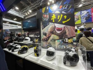 【独家直击】SHOEI 联名火力全开！《キリン 麒麟》与与 B’z 稻叶浩志限定彩绘帽款同步亮相【2026大阪摩托车展】