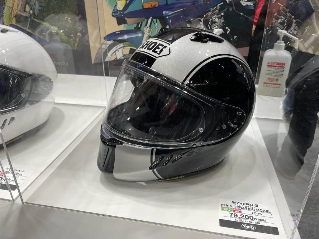 “TERASAKI MODEL”则以黑底白线构成鲜明个性。