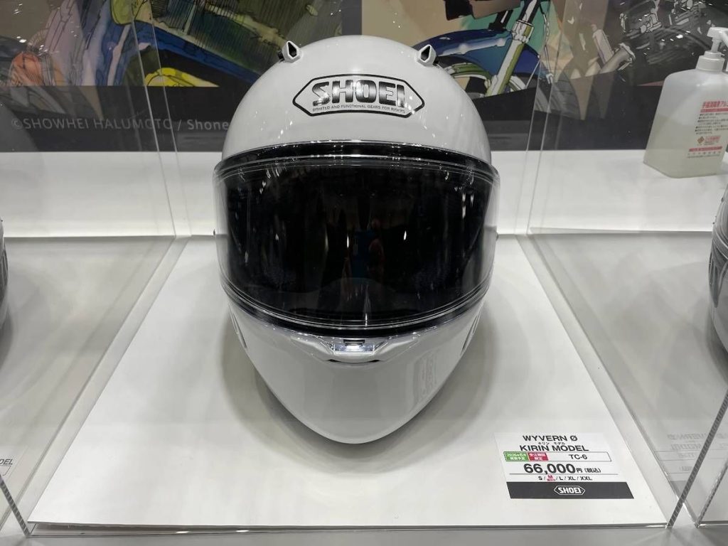 “KIRIN MODEL”采简约白色底色,并配上 SHOEI 的复古旧标 Logo。