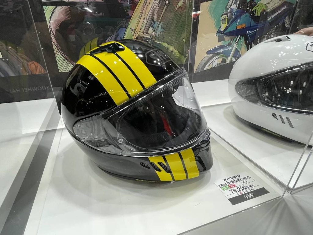 “CHOWSUKE MODEL”则是作品中出现的经典黄线配色!并附上了“别格”贴纸。