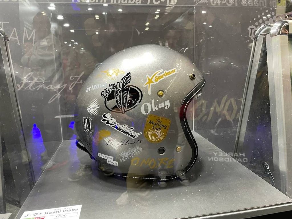 “J・O+ Koshi Inaba”则采用银色基底,散发更鲜明的街头风格。