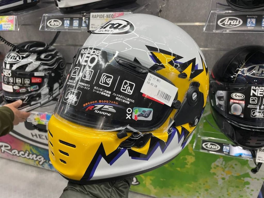 除此之外,现场还同步公开多款新彩绘帽款,值得到 Arai 展位实际确认。