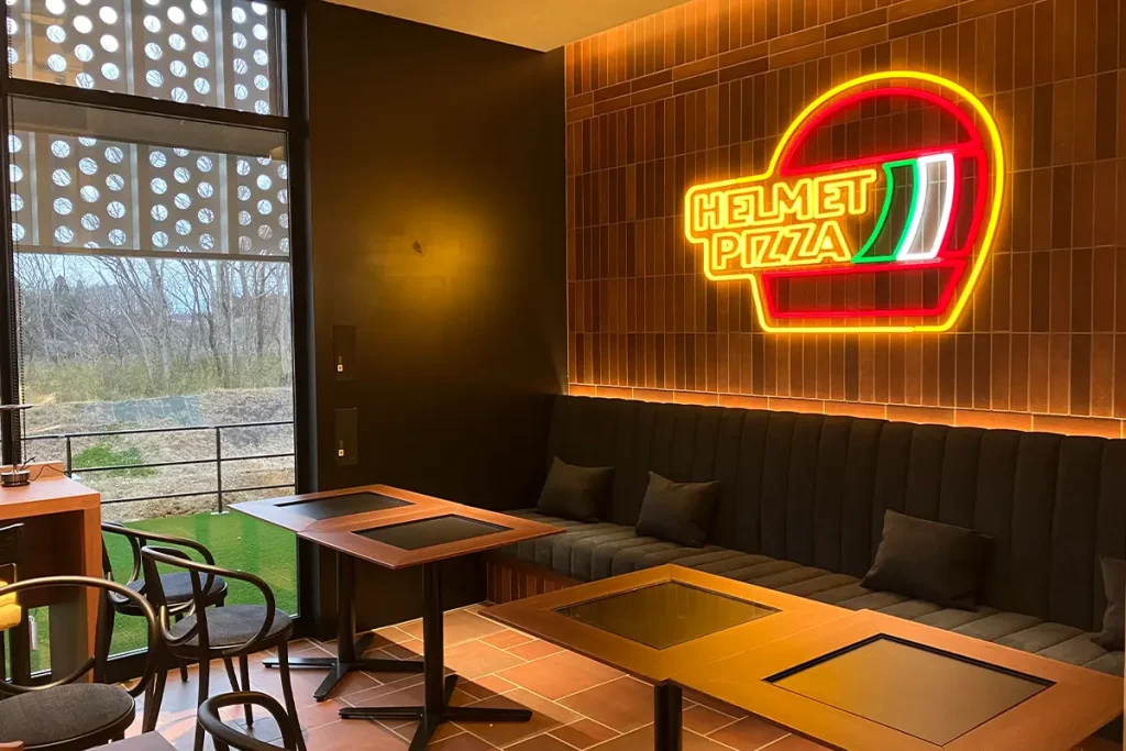 HELMET PIZZA 拿坡里披薩 SHOEI 主題餐廳