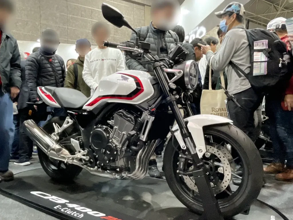 這款白色是首次在全世界亮相,是日本專屬顏色,其紅色點綴與「Spencer Color斯賓塞色」相同。