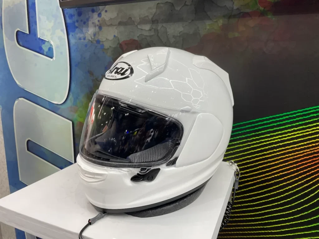 虽然与 RX-7X 同属运动全罩车系,但 X-SNC 采用独立帽体设计,更强调街道舒适性。