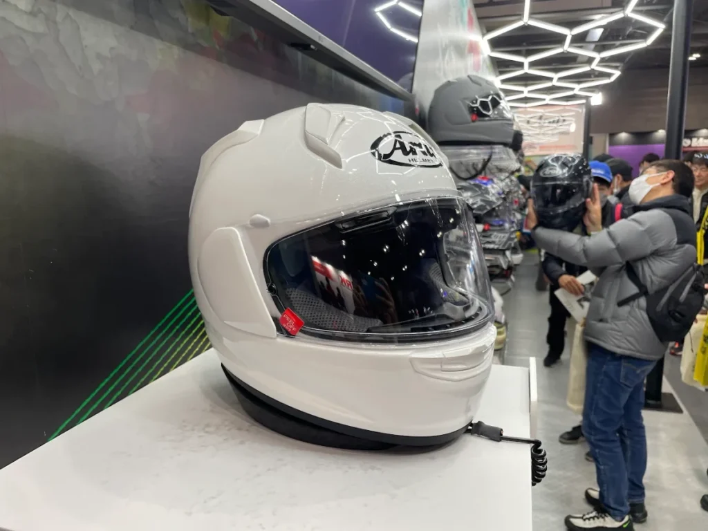 在大阪摩托车展现场抢先捕捉 Arai 备受瞩目的新型全罩安全帽 X-SNC。