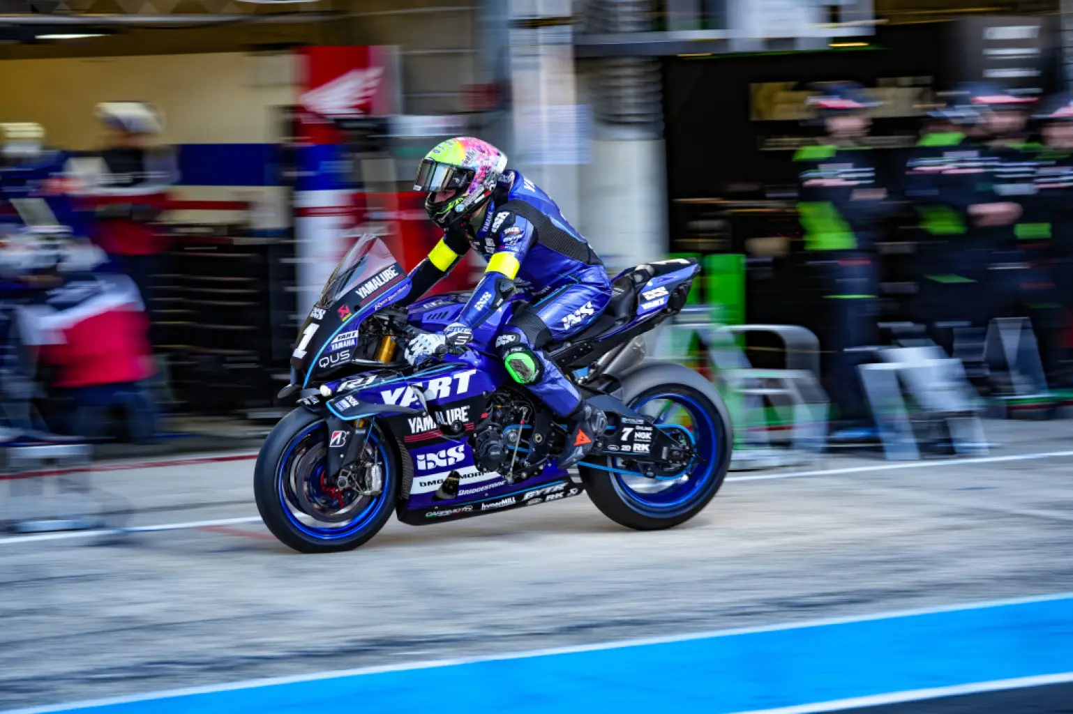 利曼 24 小時耐力賽：開賽 4 小時 YART 領跑，BMW Motorrad World Endurance Team 展現策略布局