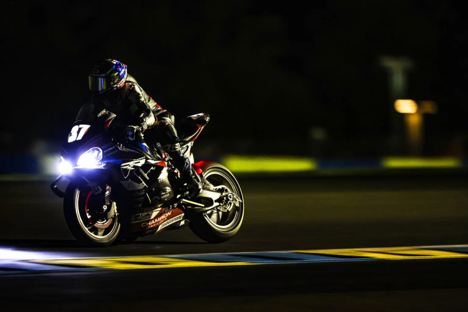 利曼 16 小時過後戰火持續燃燒