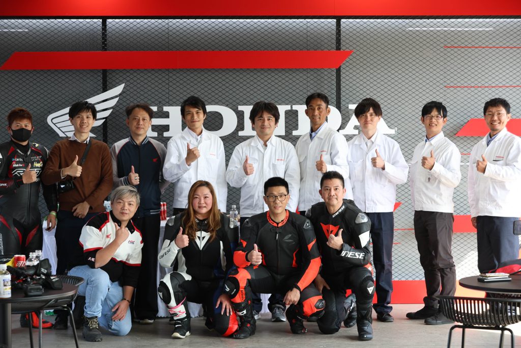 与本田开发人员一同合照