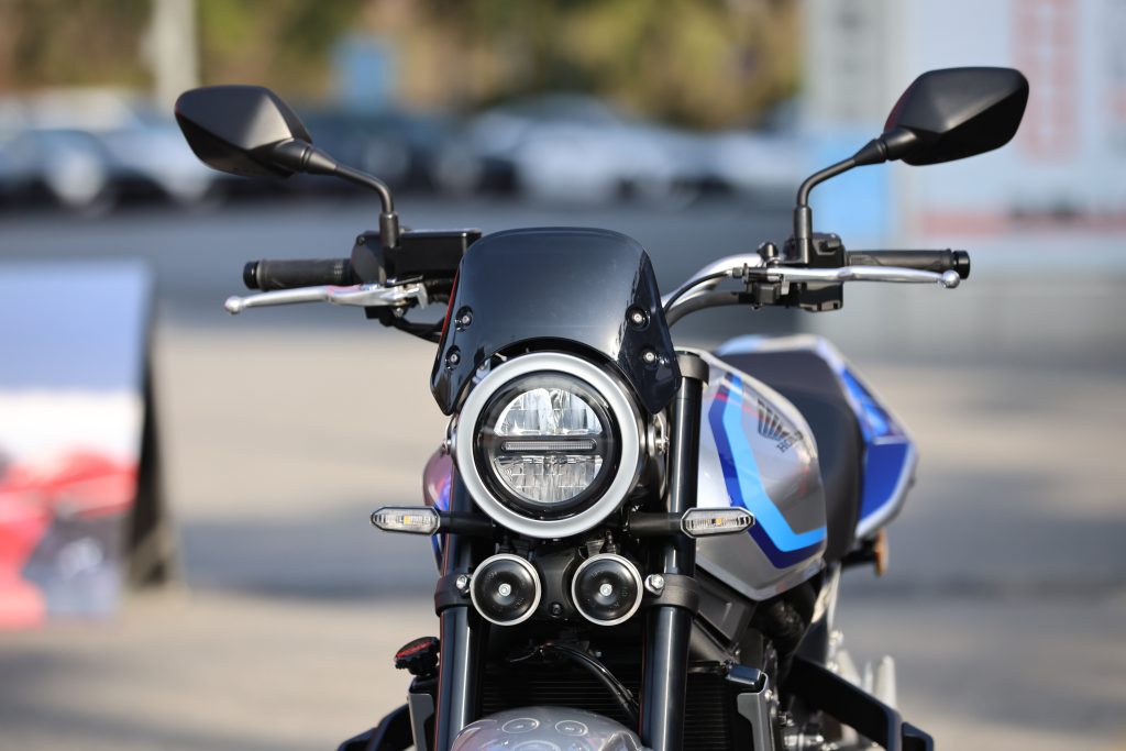 车头部分加装了原厂小风镜