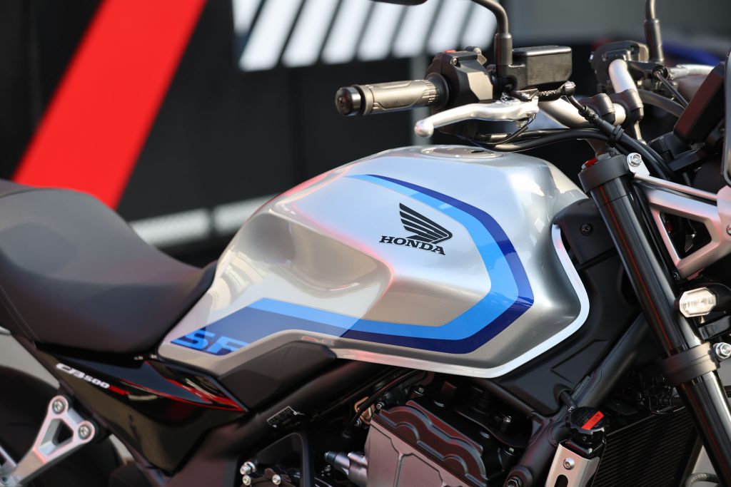 油箱线条保留了经典super four 的特色