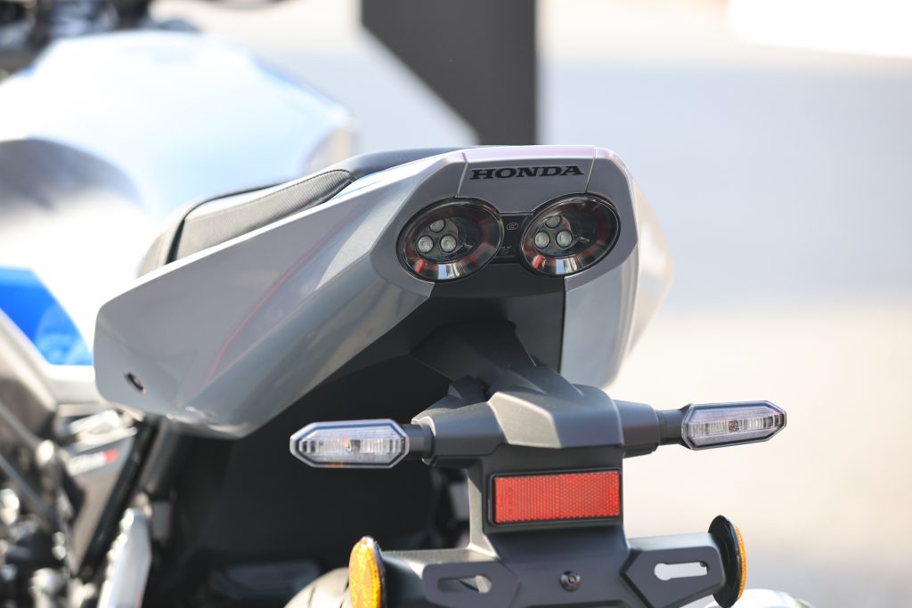 细看尾灯部分由3个小LED灯组成