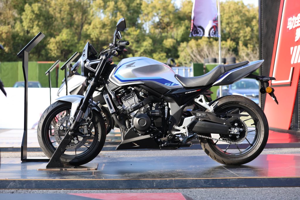 新世代的CB500SF，线条相比上代更为利落，同时可见本次测试车加装不少不厂配件