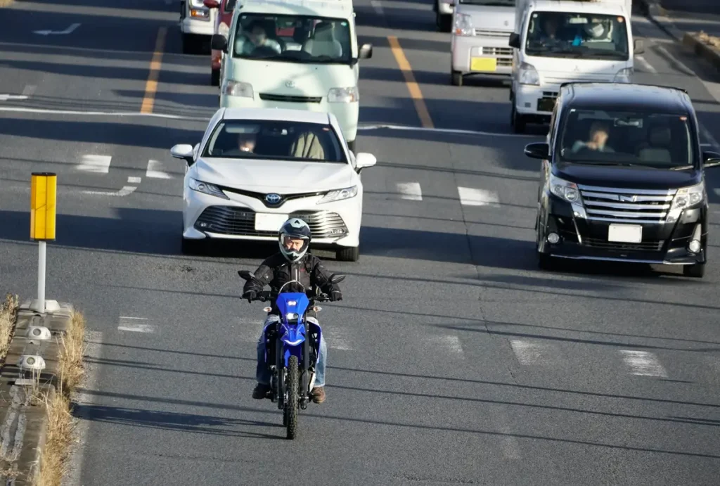 WR125R雖然沒有那種從背後狠狠推一把的狂暴扭力，但引擎轉速的攀升非常滑順，展現出能輕鬆帶動車身、引領車流的加速力道。震動微小，乘坐舒適度也相當優異。