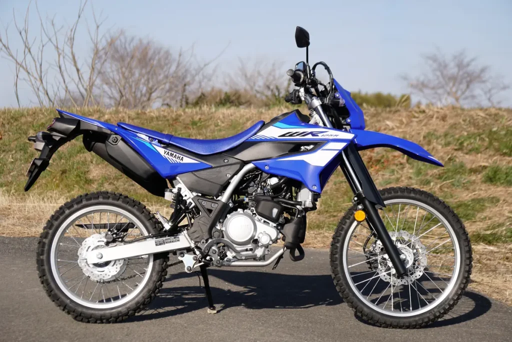 車體設計繼承了 Yamaha 越野車款標誌性的基準——「水平線條（Horizontal Line）」。配備前 21 吋、後 18 吋與全尺寸（250cc 級別）同等的輪胎（車胎）規格，進一步提升了越野地型的克服能力