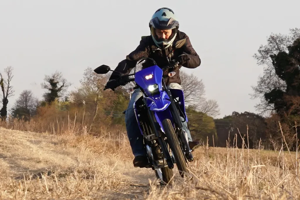 中規中矩的操控手感與不過度神經質的車身動態，使 WR125R 在泥地與非鋪裝路面同樣能維持穩定表現。加上從低轉速域就具備韌性的扭力輸出，使其在林道或碎石路等環境中依然具備良好的可控性。