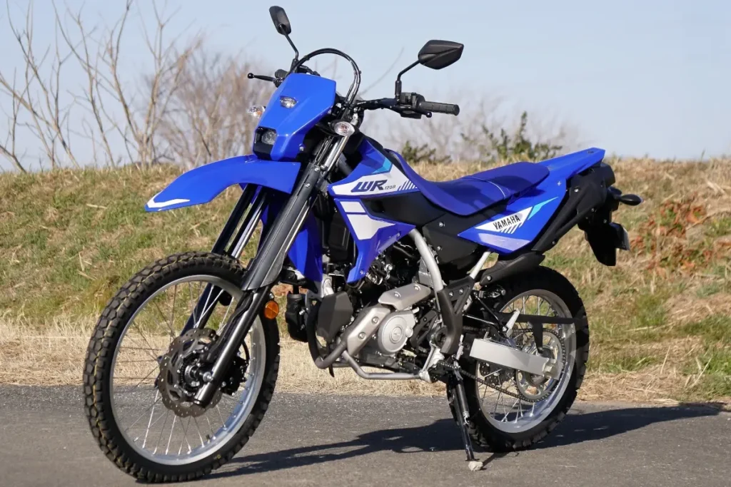 車輛配備了觸媒、O2 含氧感知器、活性碳罐、ABS 防鎖死煞車系統以及定位燈（日行燈）等，不僅符合最新的環保法規與安全基準，更搭載了智慧型手機連線功能。車色陣容提供照片中的藍色與黑色兩種選擇。