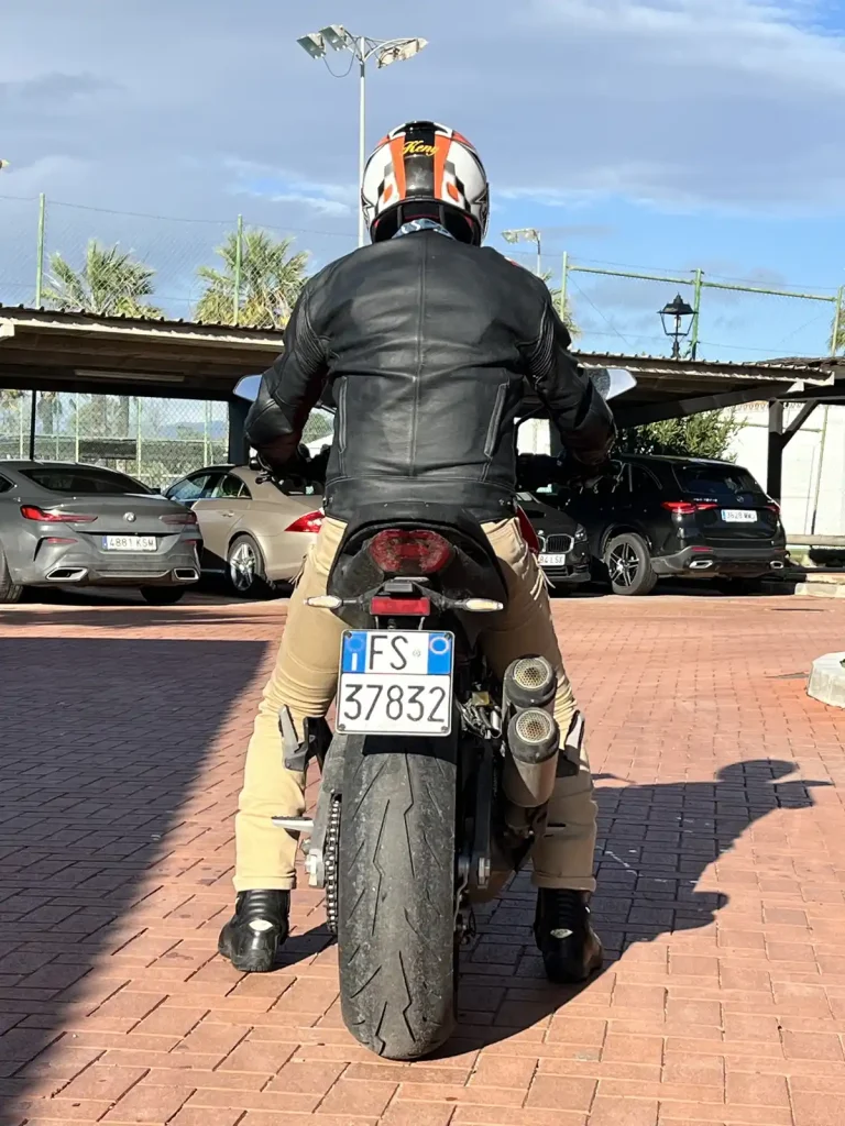 Ducati Monster 骑乘姿势与座高 775mm