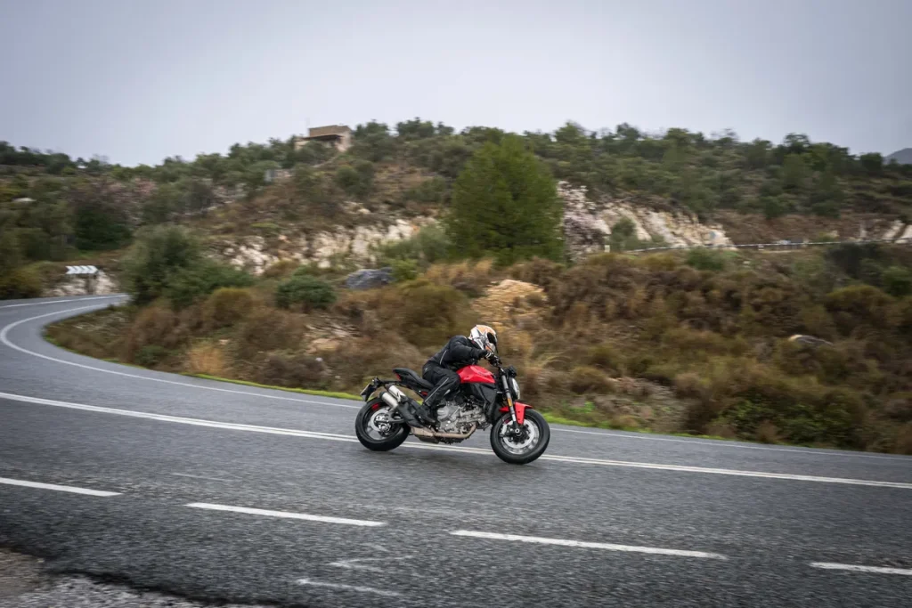 Ducati Monster 山道操控与过弯性能
