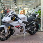 【香港实车直击】张雪机车 ZXMOTO 500RR 抵港！84匹直四引擎、单摇臂与完整规格全解析