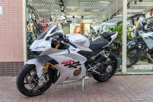 【香港实车直击】张雪机车 ZXMOTO 500RR 抵港！84匹直四引擎、单摇臂与完整规格全解析