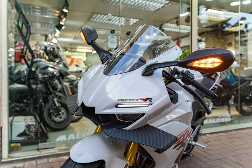 使用雙層底頭燈，上為LED日行燈，下為頭燈