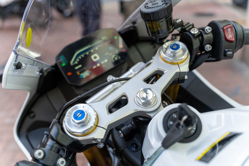 上鋁合金 CNC 三角台，實際觸摸造工不裕，表面加工痕跡幾乎沒有