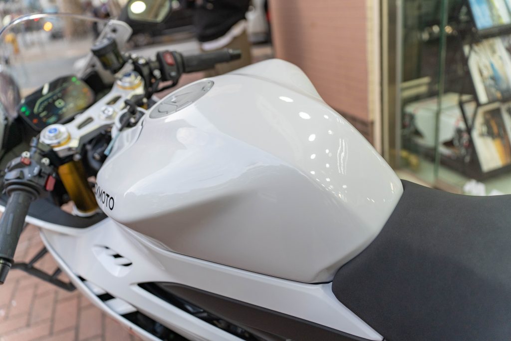 油缸造形為騎士提供更運動的座姿與動作