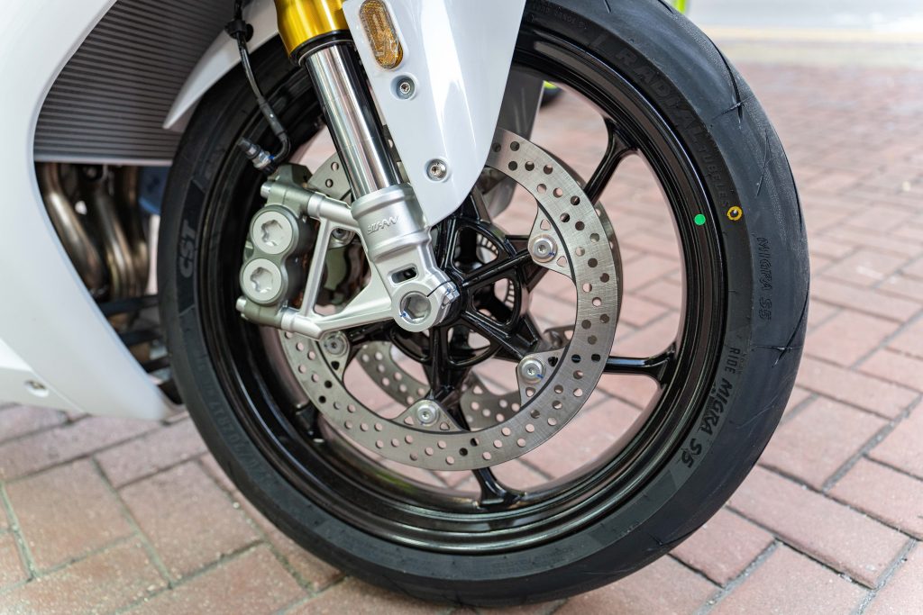 中國產TAISKO（泰斯克）輻射對向四活塞卡鉗「雙子星」與渝安φ41mm倒立式全可調前叉