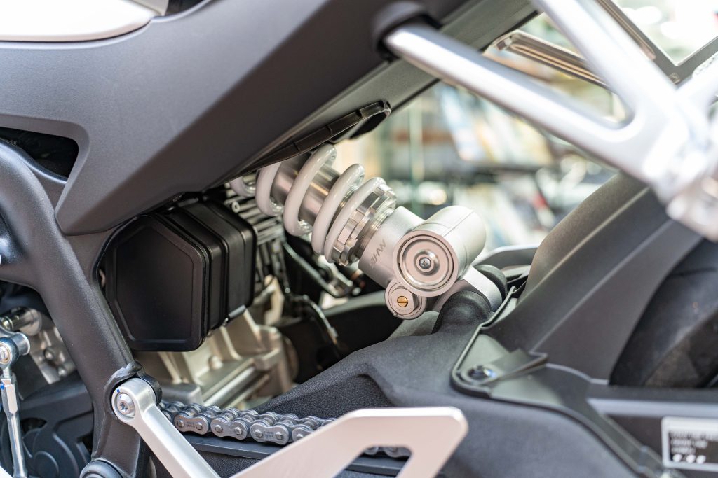 後避震同樣為渝安全可調