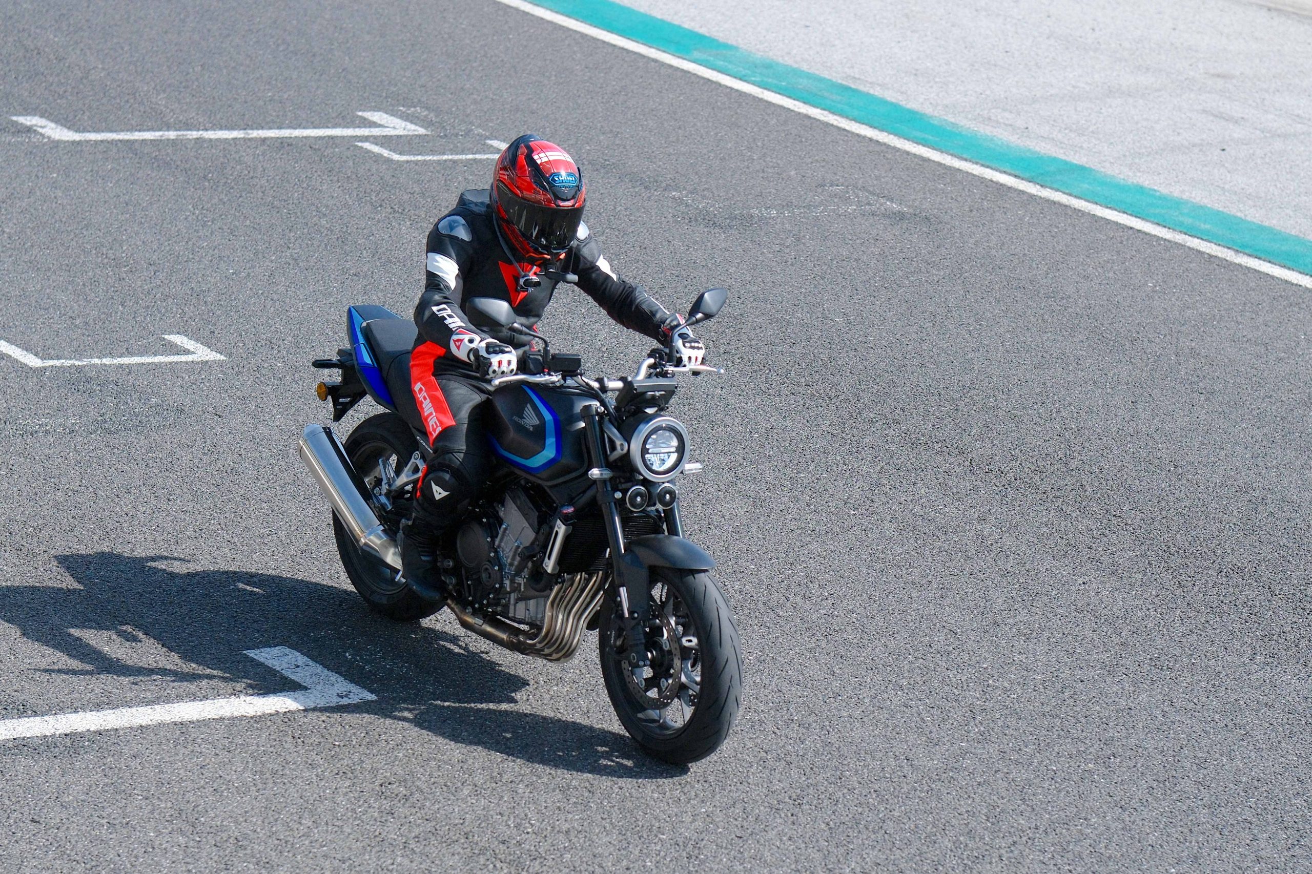 【深度评测】2026 Honda CB500 Super Four 传承四缸神话：第二代E-Clutch与 72 匹马力的赛道实测