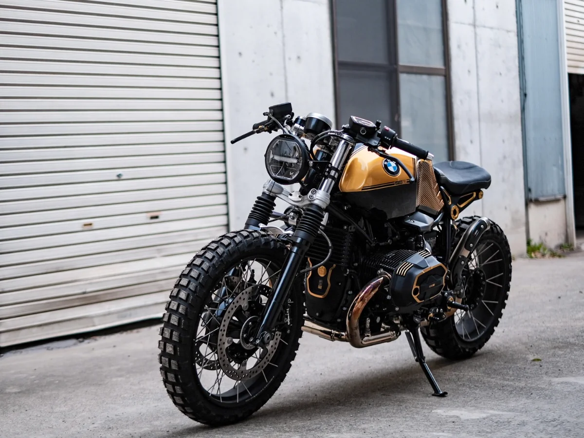 BMW R nineT Scrambler 改裝解析：Option719 × CVTVLIST × Yamashita Engineering，違和感美學的極致融合