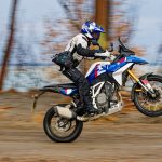 BMW F450GS 海外試駕：135度曲軸與 ERC 免離合黑科技，最強中階 ADV 規格解析