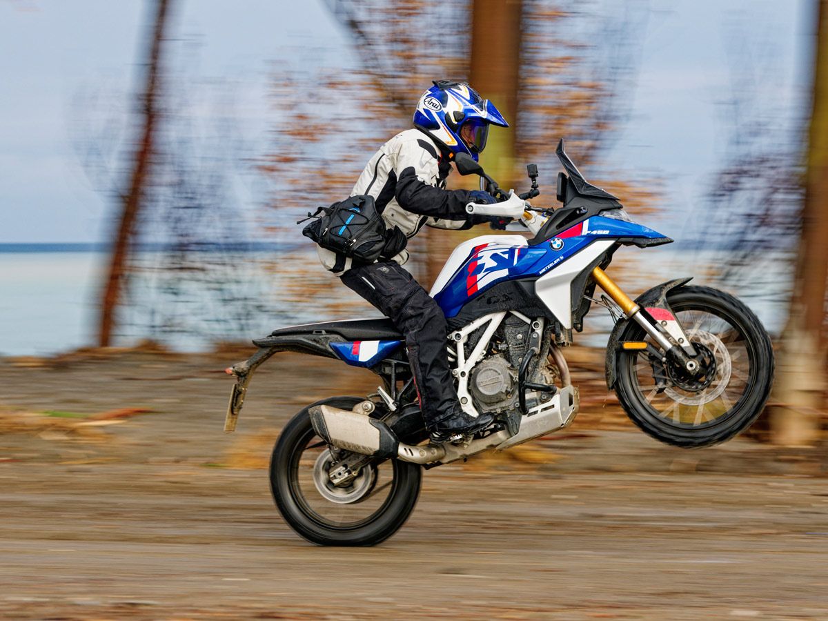 BMW F450GS 海外試駕：135度曲軸與 ERC 免離合黑科技，最強中階 ADV 規格解析