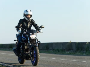 机车遇强风怎么办？6大骑乘对策解析：速度、车道位置与服装完整教学