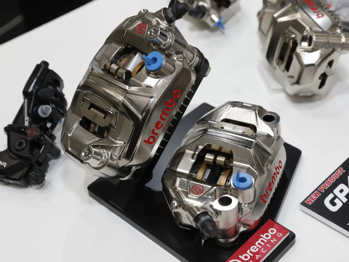 Brembo GP4-MotoGP 深度解析：传承 MotoGP 赛道科技的顶级一体式切削卡钳