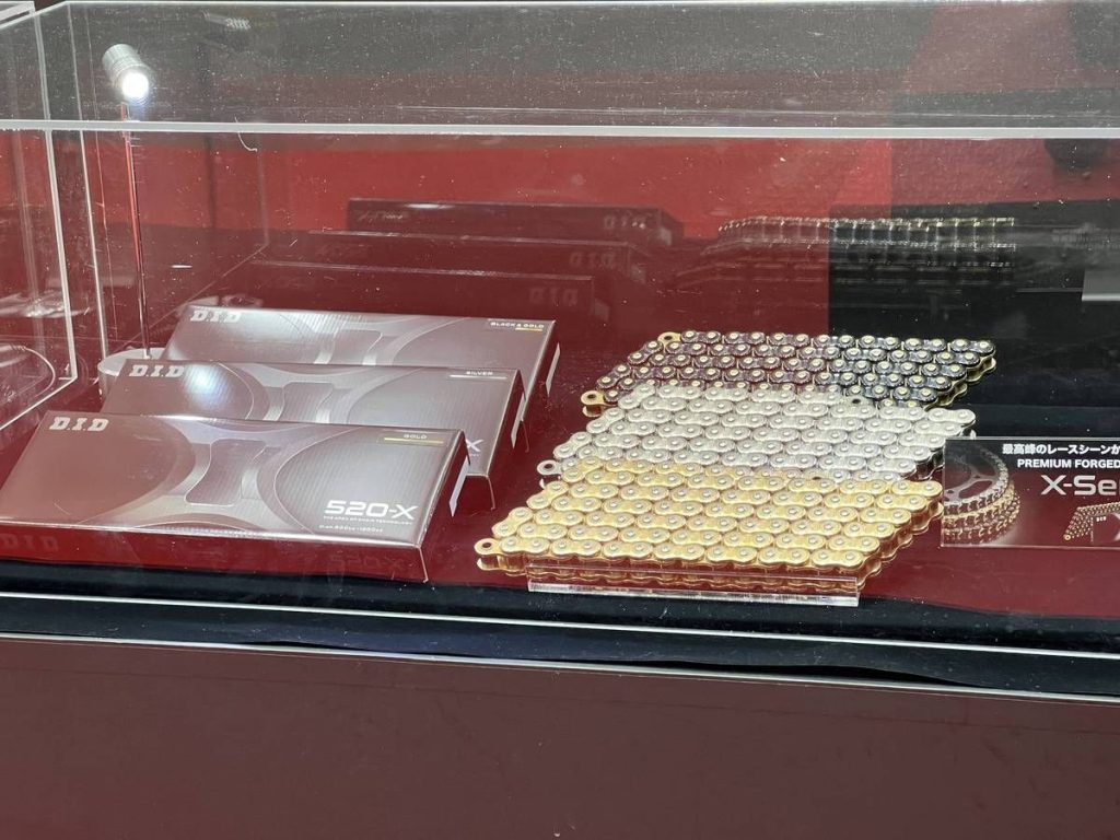 在東京摩托車展會場展出的「X-Series」，象徵著 D.I.D 全新旗艦型號的誕生